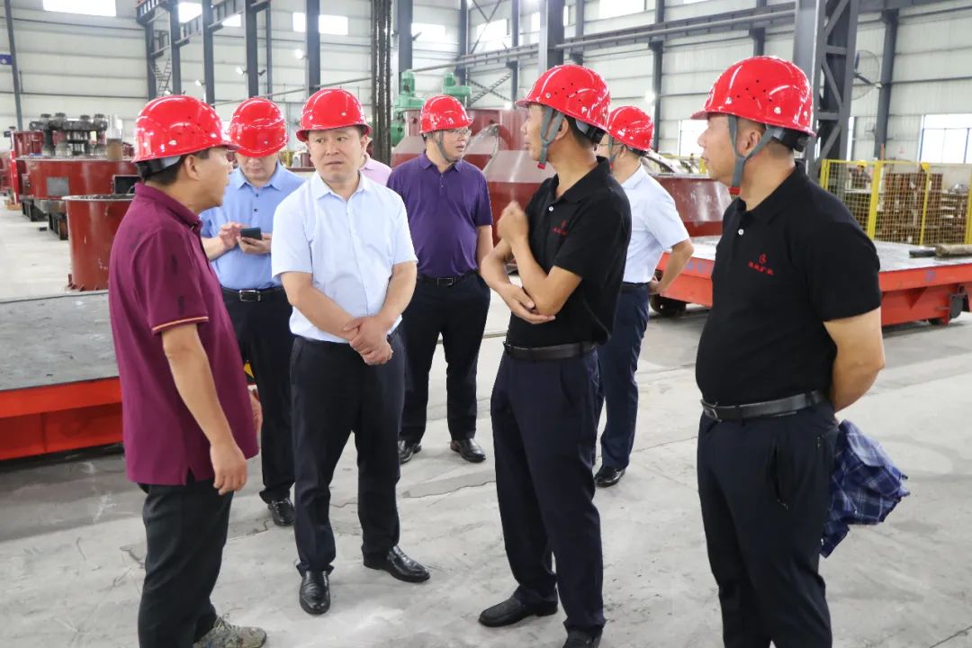 副市長(zhǎng)鍾洪一行(háng)莅臨桂林(lin)礦機調研(yan)指導