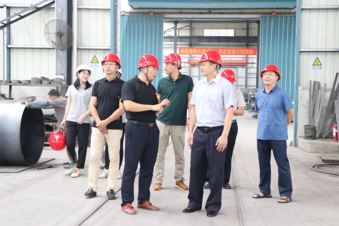 靈川縣(xian)人大副主(zhǔ)任易小忠(zhong)一行莅臨(lín)桂林礦機(jī)考察調研(yán)