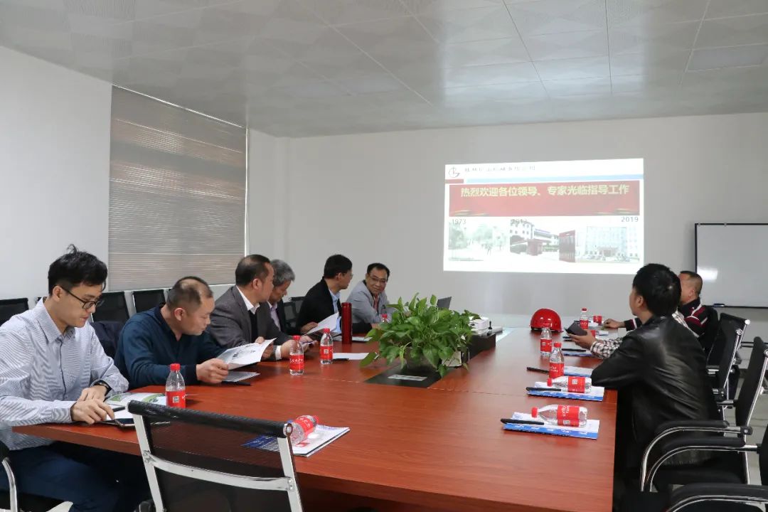 廣(guang)西碳酸鈣(gai)産業區域(yù)榮譽稱号(hào)專家考評(píng)組莅臨桂(guì)林礦機考(kǎo)察調研