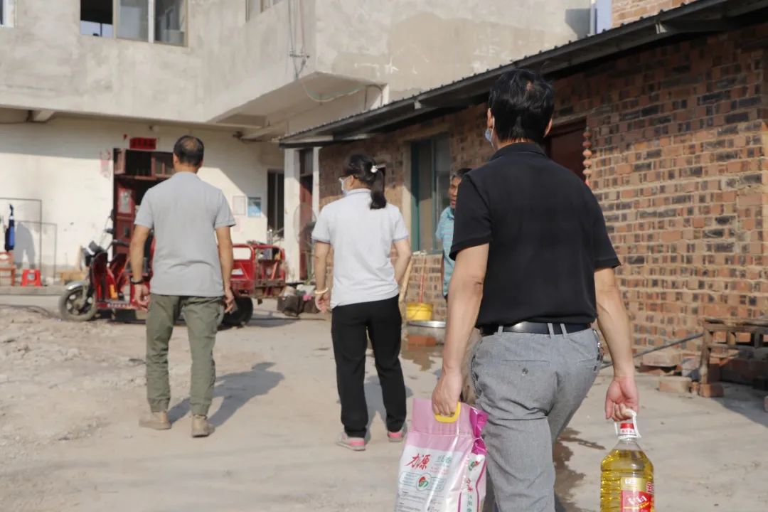 愛心(xīn)幫扶顯(xiǎn)真情 情(qíng)暖鄉村(cun)促振興(xing)