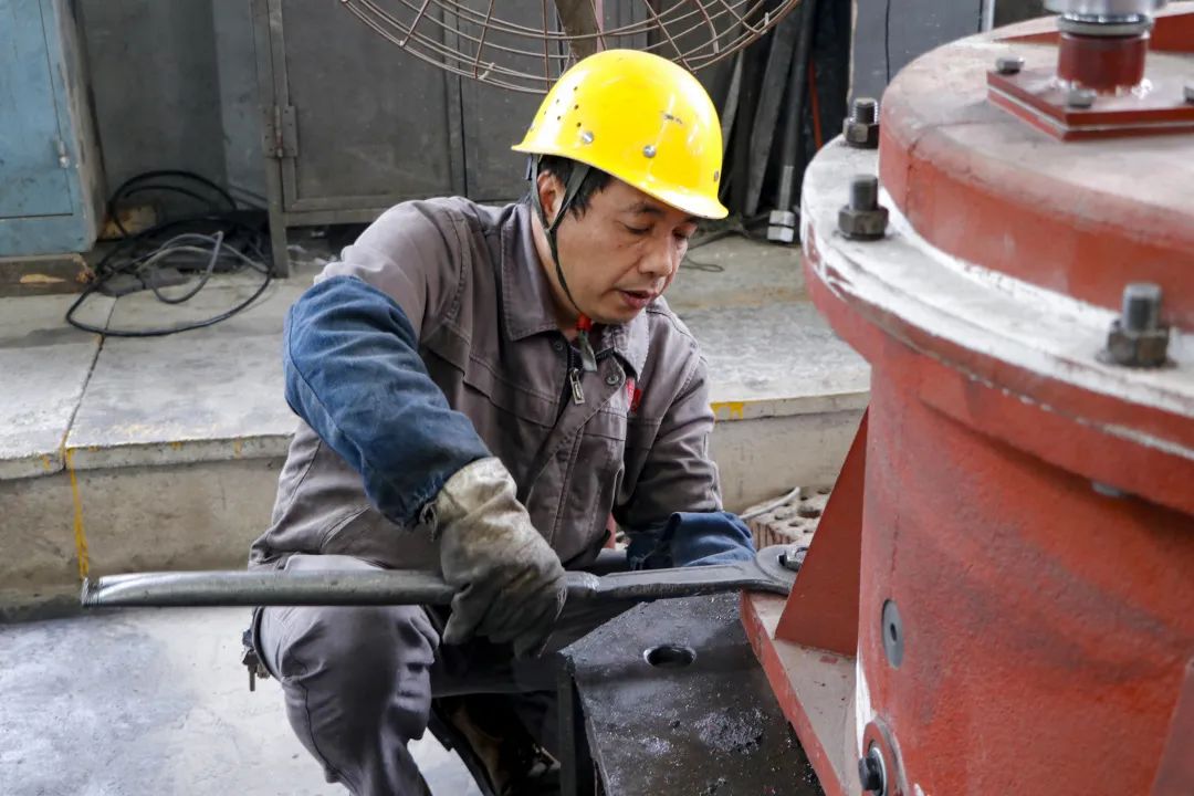 桂礦(kuang)人物志：蘇桂(gui)青——專注平凡(fan)崗位，彰顯工(gong)匠精神